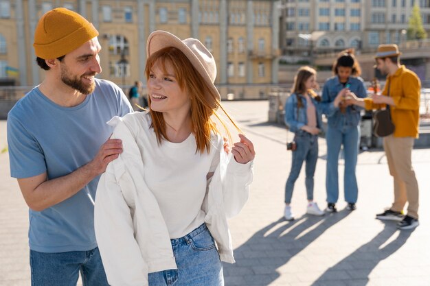 Amigos felizes de tiro médio na cidade