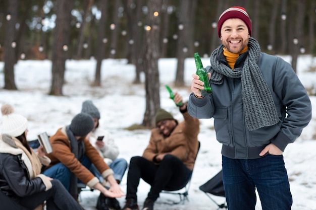 Amigos felizes de tiro médio na natureza