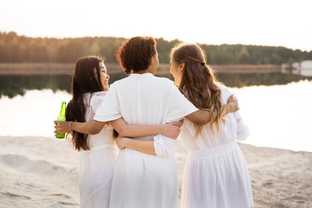 Amigos felizes de tiro médio se divertindo