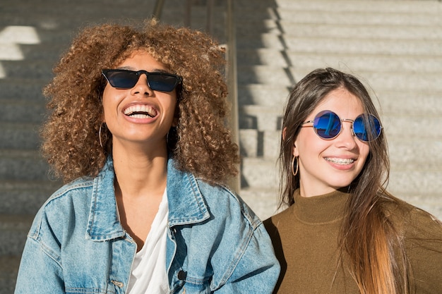 Foto grátis amigos felizes de tiro médio