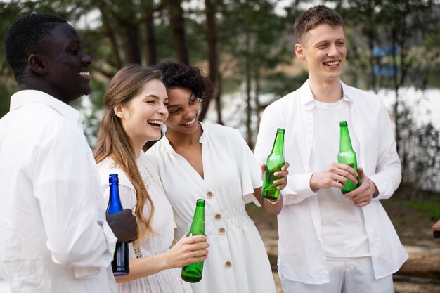 Amigos felizes do lado de fora de tiro médio