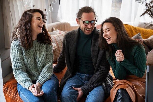 Amigos felizes e animados reunidos