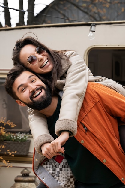 Amigos felizes e animados reunidos