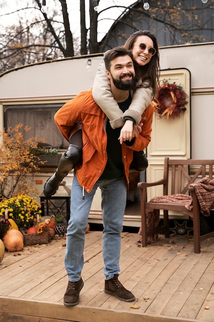 Amigos felizes e animados reunidos