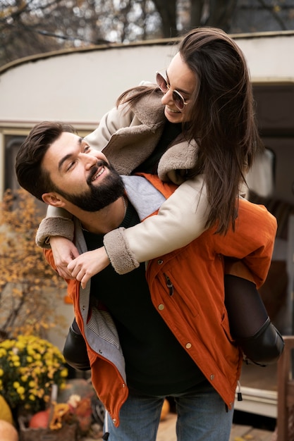 Amigos felizes e animados reunidos