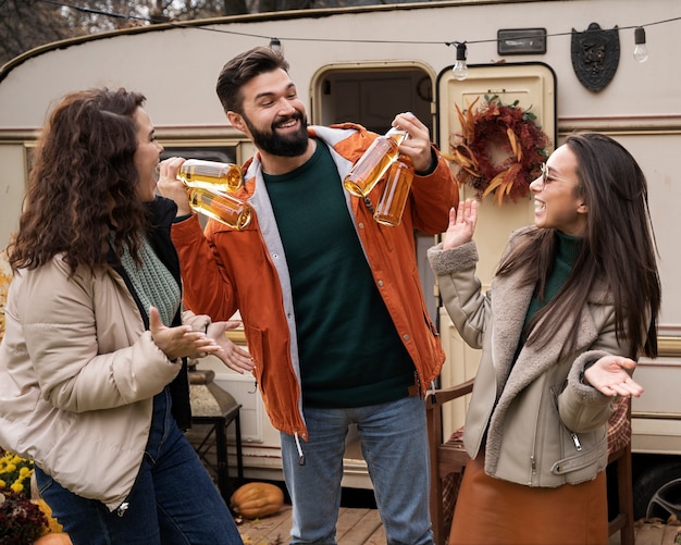 Amigos felizes e animados reunidos