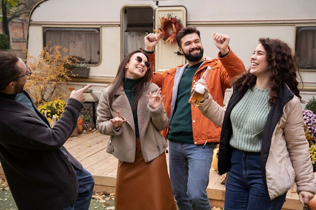 Amigos felizes e animados reunidos