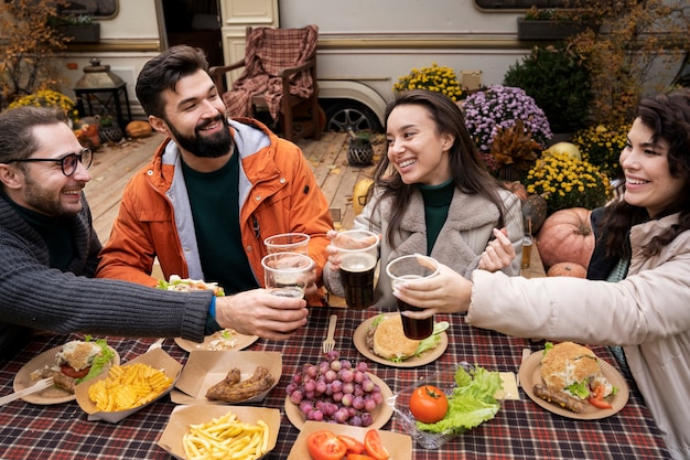 Foto grátis amigos felizes e animados reunidos