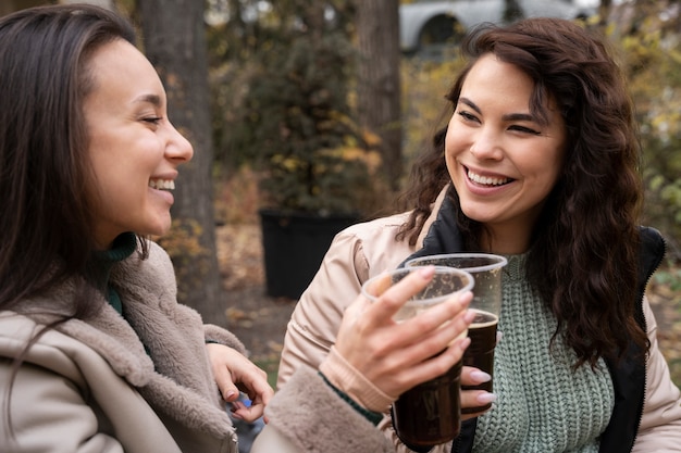 Foto grátis amigos felizes e animados reunidos