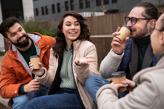 Amigos felizes e animados reunidos