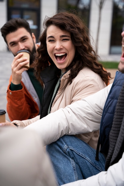 Foto grátis amigos felizes e animados reunidos