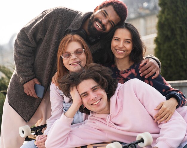 Amigos felizes em foto média posando juntos