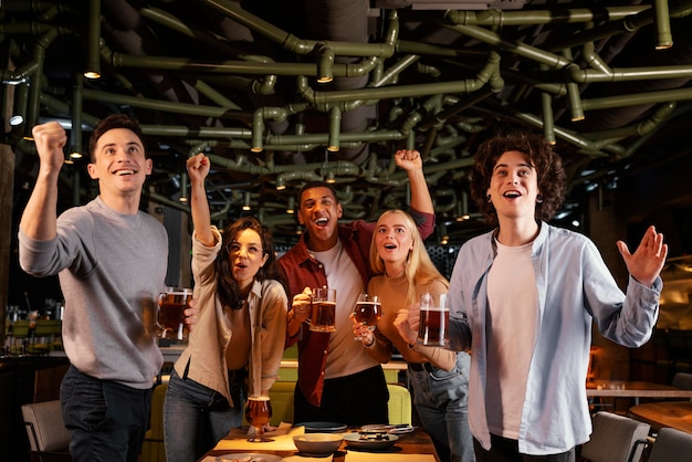 Amigos felizes em tiro médio no bar