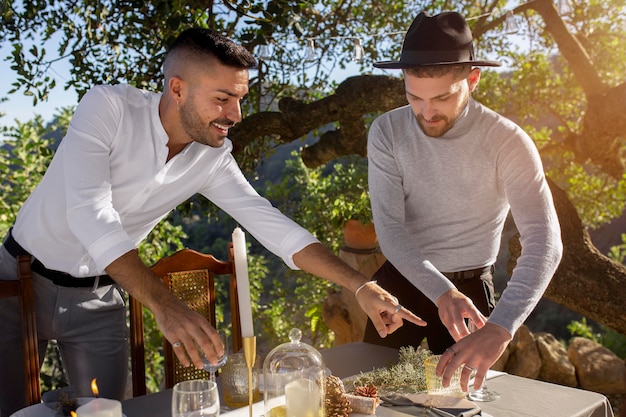 Foto grátis amigos felizes em uma festa de ano novo ao ar livre