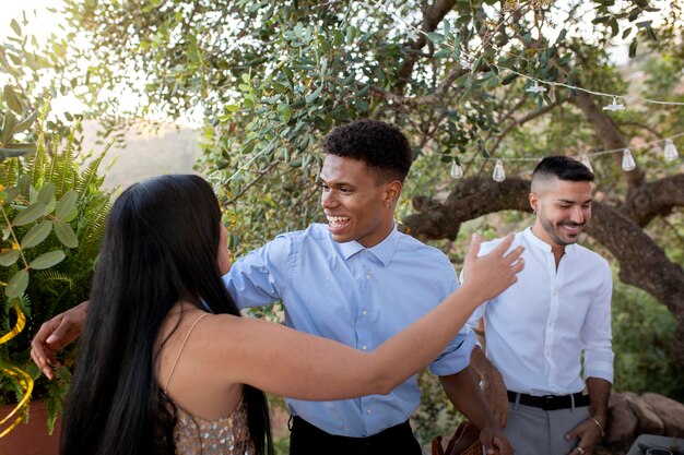 Amigos felizes em uma festa de ano novo ao ar livre