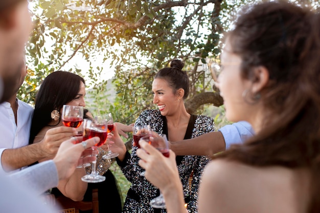 Amigos felizes em uma festa de ano novo ao ar livre