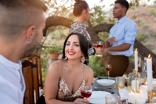 Amigos felizes em uma festa de ano novo ao ar livre