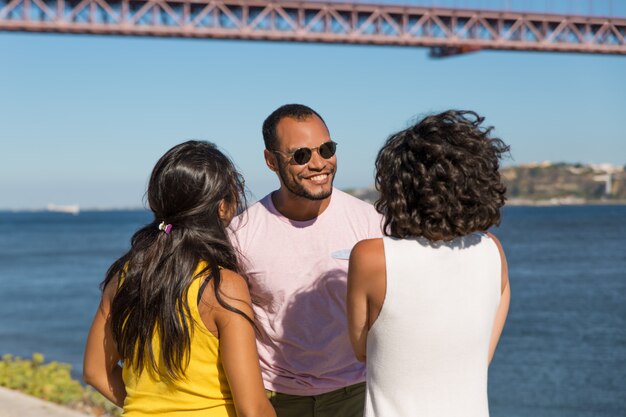 Amigos felizes falando perto do Rio