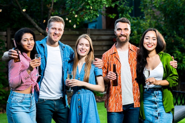 Amigos felizes juntos olhando para a câmera