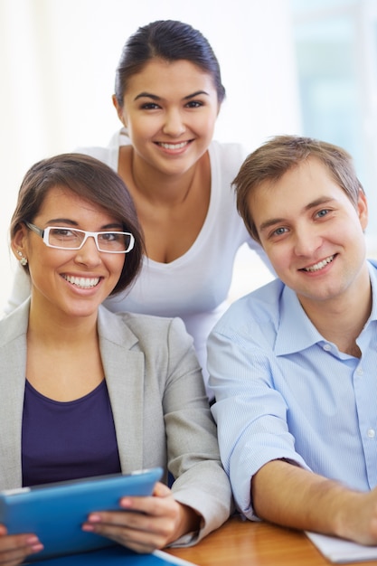 Foto grátis amigos felizes na biblioteca