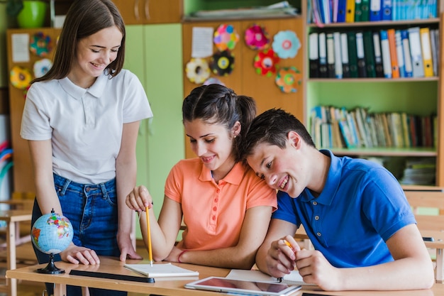 Amigos felizes na escola