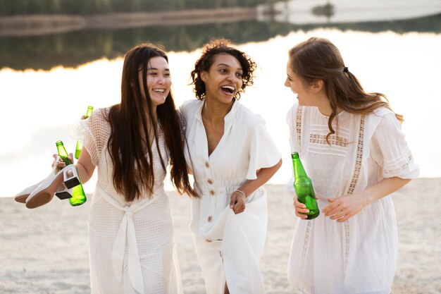 Amigos felizes na festa de tiro médio