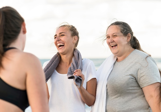 Amigos felizes na praia