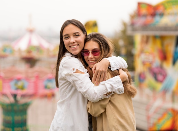 Amigos felizes posando juntos em fotos médias