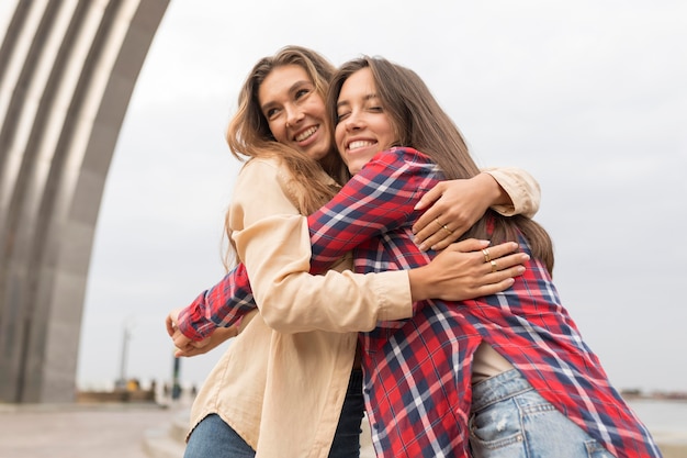 Amigos felizes se abraçando