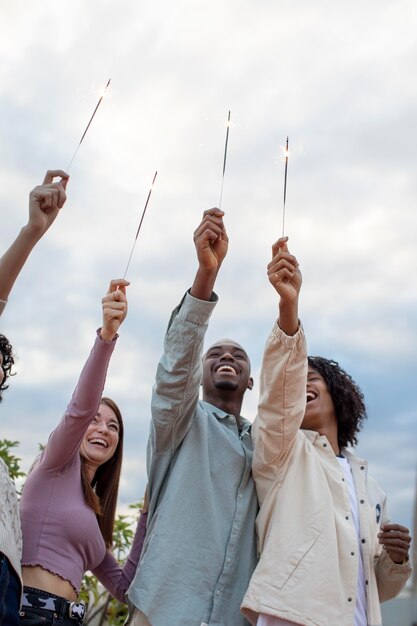 Amigos felizes segurando fogos de artifício