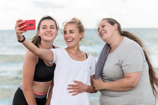 Amigos felizes tirando selfie