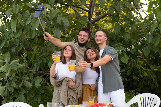 Amigos felizes tirando selfie