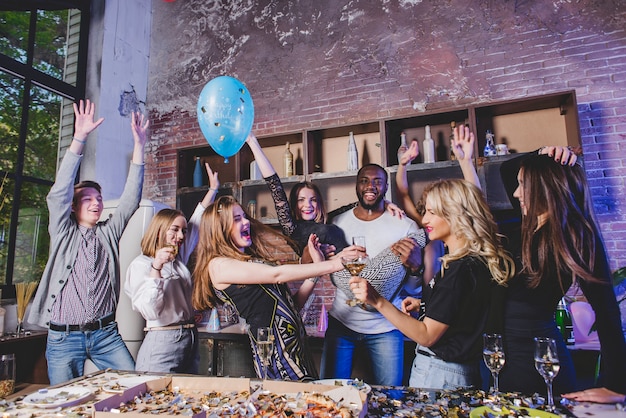 Foto grátis amigos festivos em festa em casa