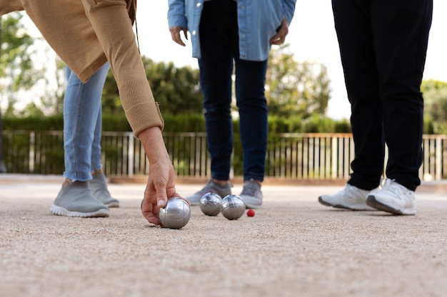 Amigos idosos a jogar petanque.