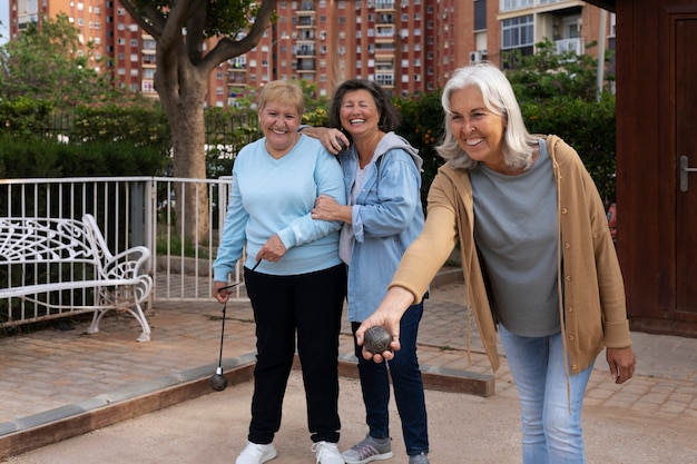 Amigos idosos jogando petanca