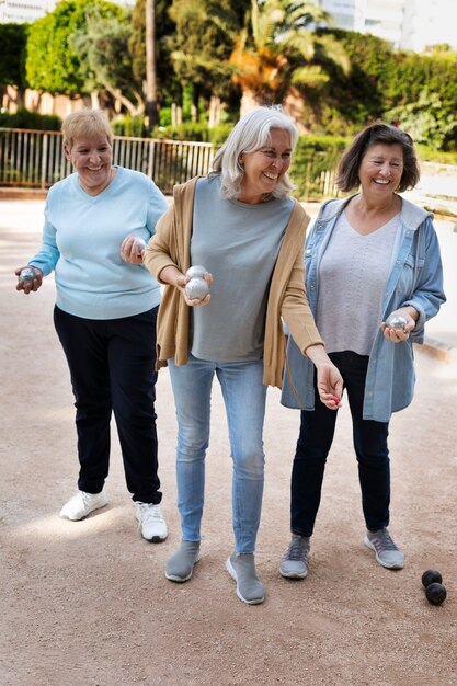 Amigos idosos jogando petanca