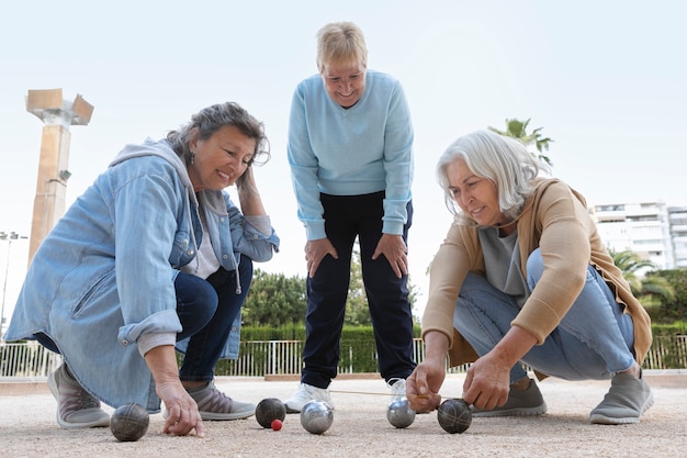 Foto grátis amigos idosos jogando petanca