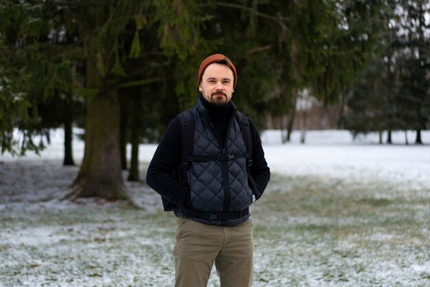 Amigos indo para caminhadas no inverno