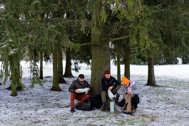 Amigos indo para caminhadas no inverno