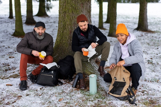 Amigos indo para caminhadas no inverno