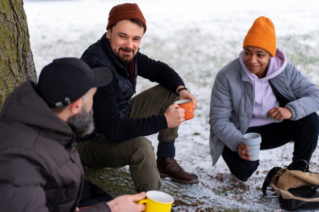 Amigos indo para caminhadas no inverno