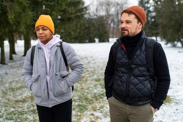 Amigos indo para caminhadas no inverno