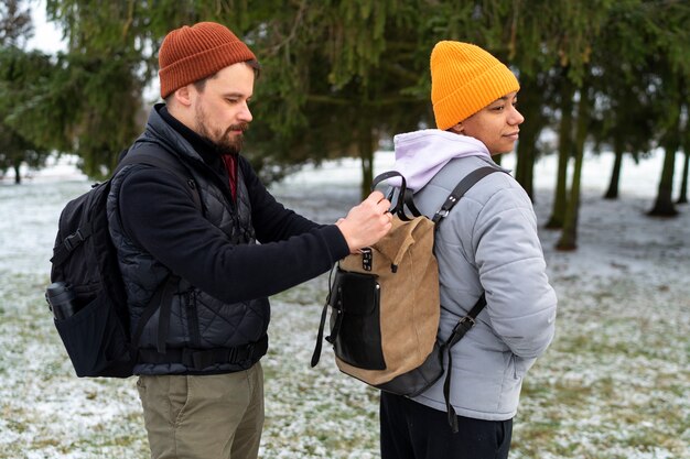 Amigos indo para caminhadas no inverno