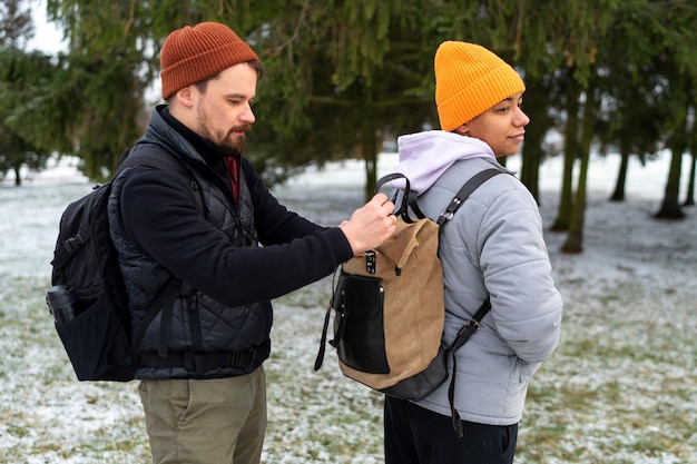 Amigos indo para caminhadas no inverno