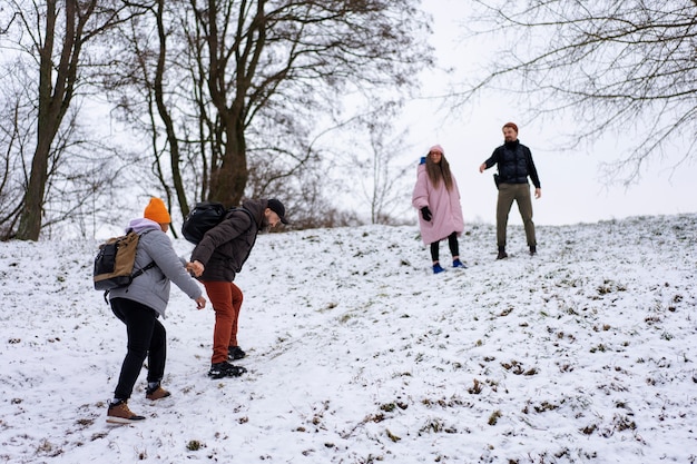 Foto grátis amigos indo para caminhadas no inverno