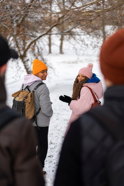 Foto grátis amigos indo para caminhadas no inverno