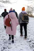 Foto grátis amigos indo para caminhadas no inverno