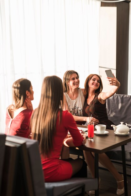 Amigos, jantar, em, um, restaurante