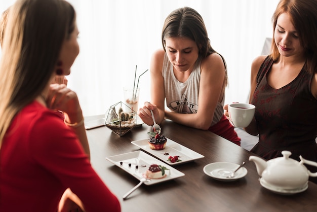 Amigos, jantar, em, um, restaurante