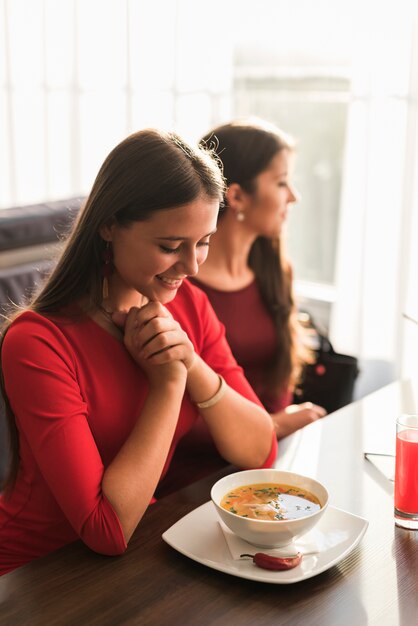 Amigos, jantar, em, um, restaurante